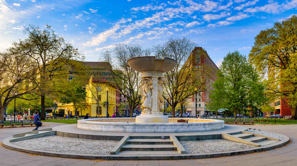 water foutain in dupont circle in washington dc neighborhood