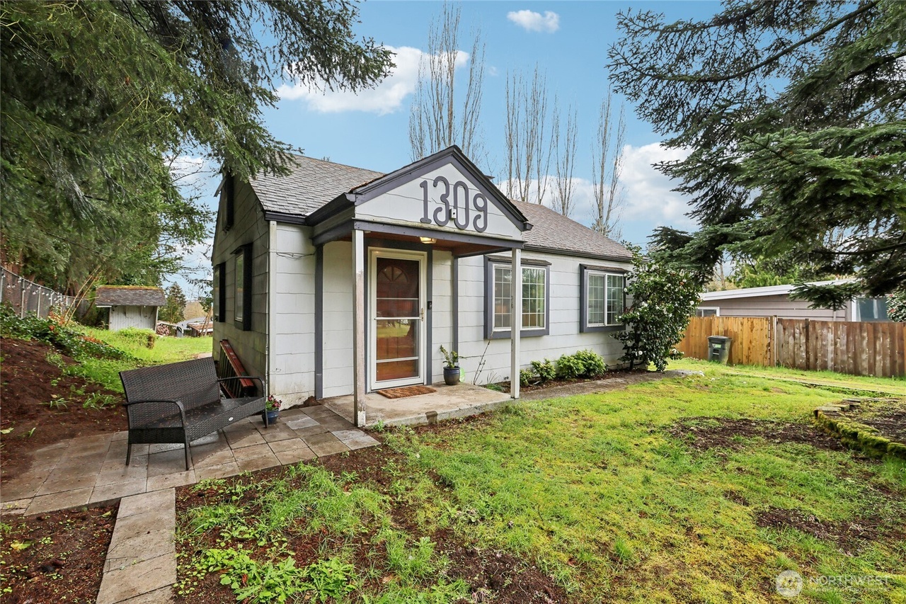 1309 S 208th St, Des Moines, WA 98198 | MLS# 2356074 | Redfin
