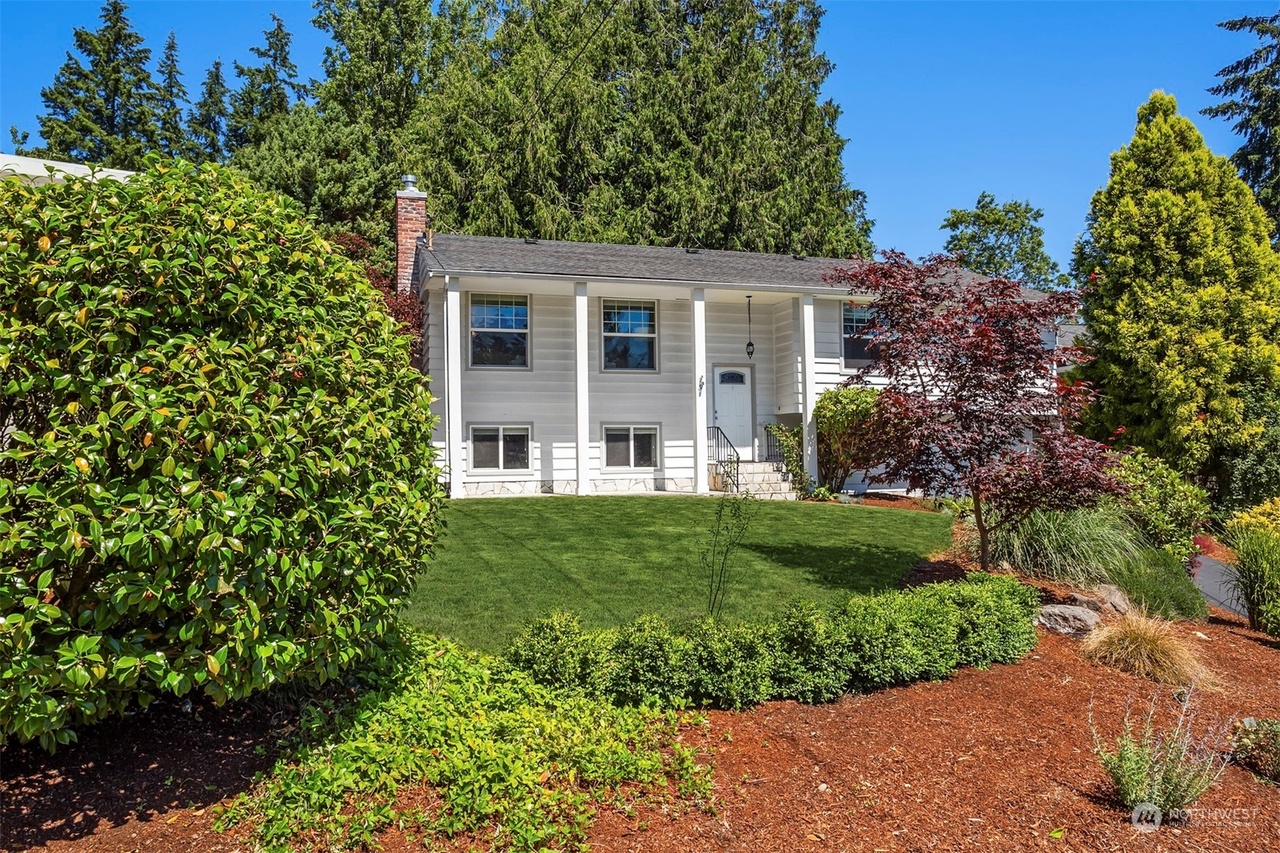 「覗くモノ」 2136 Bavington Dr, Las Vegas, NV 89108 | Zillow