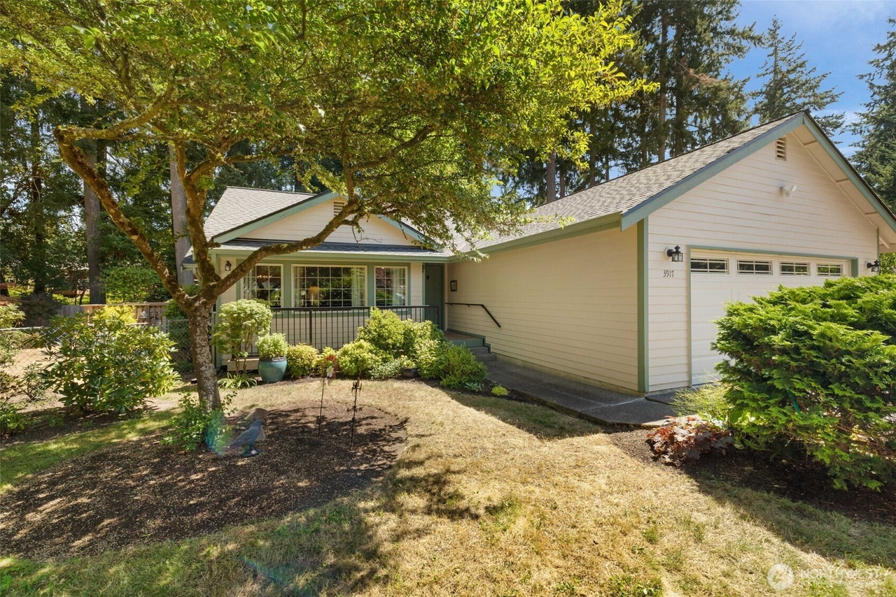 *KU－NA* 3917 SE Tennis Ct, Port Orchard, WA 98366 | MLS# 2414561