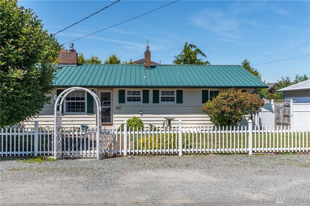 Just Listed Perfectly Secluded 3 Bed 2 75bath Log Home Near Spencer Spit State Park Includes Additional Separate Guest Garden Tub Built In Buffet Maine House