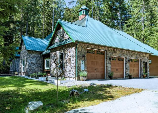 Property at 1059 Evergreen Ln, Freeland, WA 98249, 4 beds, 4 baths