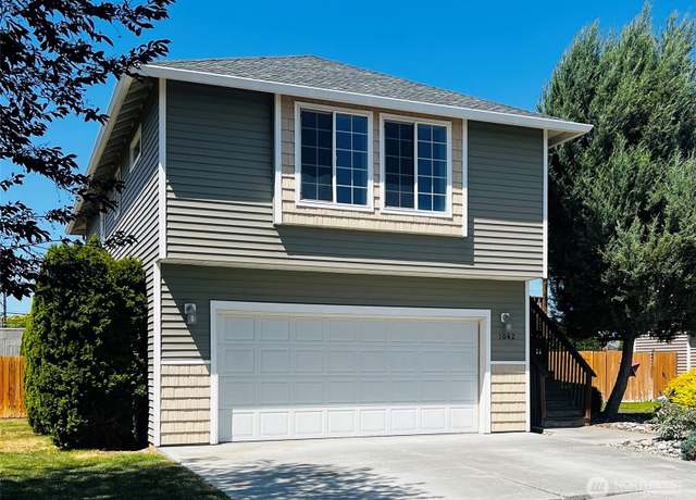 Property at 1042 S Lakeland Dr, Moses Lake, WA 98837, 4 beds, 3 baths