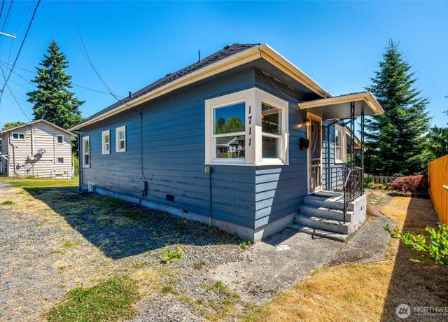 Property at 1711 12th St Unit A, Everett, WA 98201, 3 beds, 2 baths