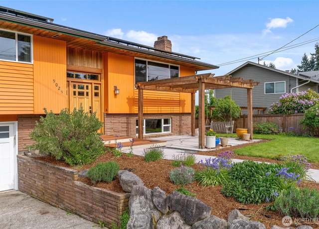 Property at 9025 Eastview Ave, Everett, WA 98208, 3 beds, 3 baths