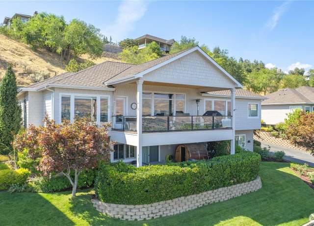 Property at 1884 Broadway Pl, Wenatchee, WA 98801, 4 beds, 3 baths