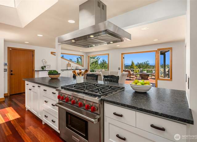 Property at 7440 SE 32nd St, Mercer Island, WA 98040, 5 beds, 3 baths