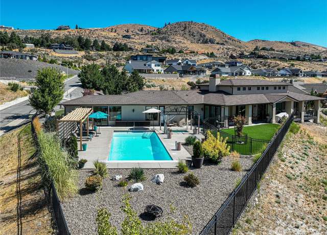 Property at 100 Mira Vista Dr, Chelan, WA 98816, 3 beds, 3 baths