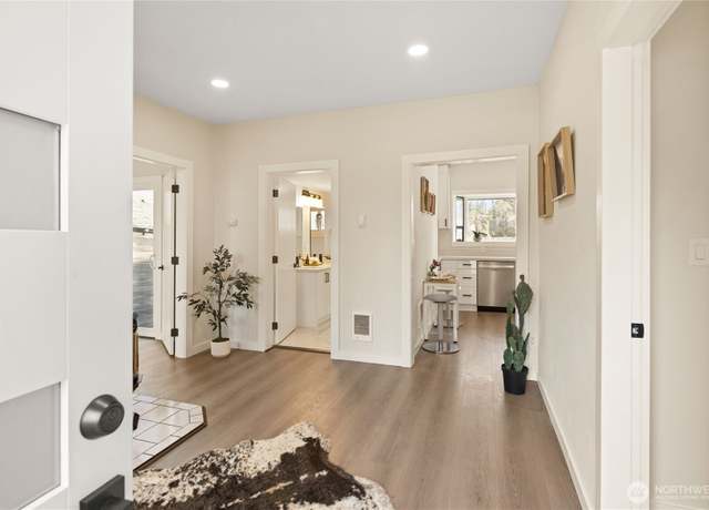 Property at 1410 J St, Bellingham, WA 98225, 3 beds, 1 bath
