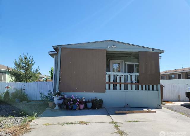 Property at 4000 Longview St NE #32, Moses Lake, WA 98837, 4 beds, 2 baths