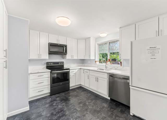 Property at 2202 28th Ave SE, Puyallup, WA 98374, 3 beds, 1.5 baths