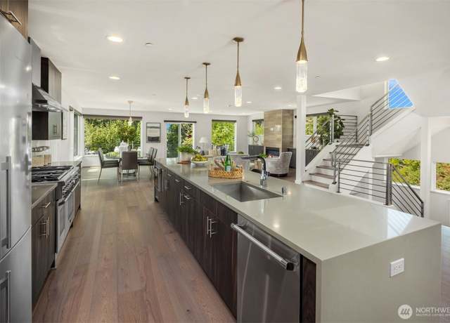 Property at 6829 SE 32nd St, Mercer Island, WA 98040, 5 beds, 3.5 baths