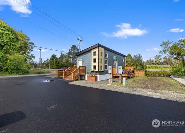 Property at 1303 30th St #3, Seaview, WA 98644, 1 bed, 1 bath