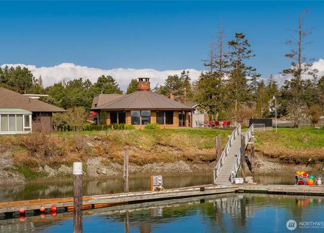 Property at 8032 Comox Rd, Blaine, WA 98230, 3 beds, 2.5 baths