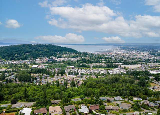 Property at 905 Queen St, Bellingham, WA 98229, 5 beds, 3.5 baths