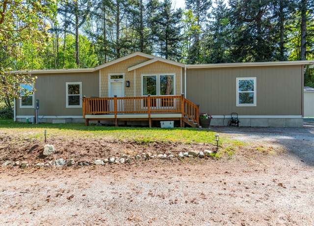 Property at 4117 Oakes Ave, Anacortes, WA 98221, 3 beds, 2 baths