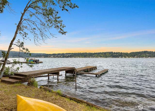 Property at 1711 E Lake Sammamish Pl SE, Sammamish, WA 98075, 3 beds, 2.5 baths