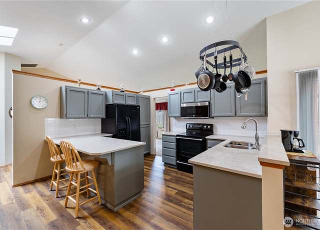 Property at 402 S 32nd Pl, Mount Vernon, WA 98273, 3 beds, 2 baths