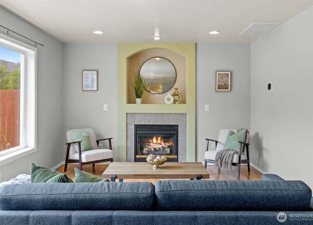 Property at 10873 SE 214th Pl, Kent, WA 98031, 4 beds, 2.5 baths