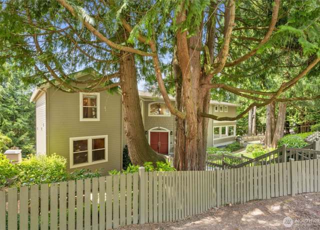 Property at 11205 NE 95th St, Kirkland, WA 98033, 4 beds, 3.5 baths