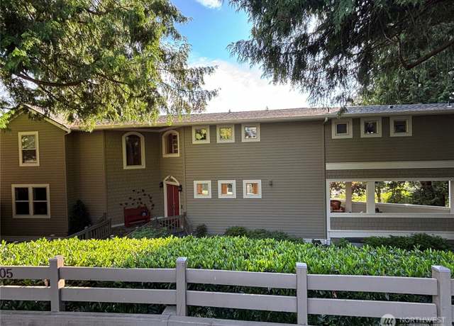 Property at 11205 NE 95th St, Kirkland, WA 98033, 4 beds, 3.5 baths