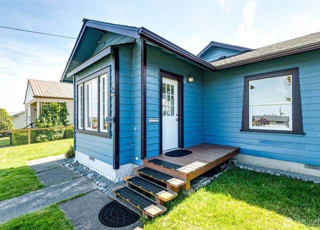 Property at 1114 1114 1/2 W 8th St, Port Angeles, WA 98363, 2 beds, 2 baths