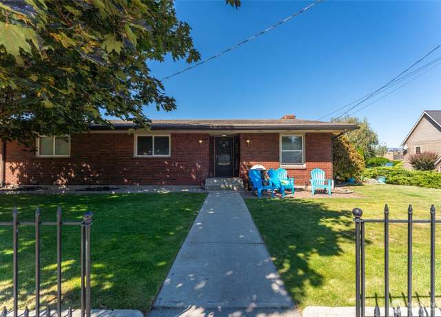 Property at 404 S 3rd St, Chelan, WA 98816, 6 beds, 3 baths