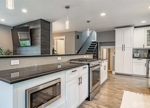 Property at 211 E Sunrise Dr, Lynden, WA 98264, 4 beds, 2.5 baths