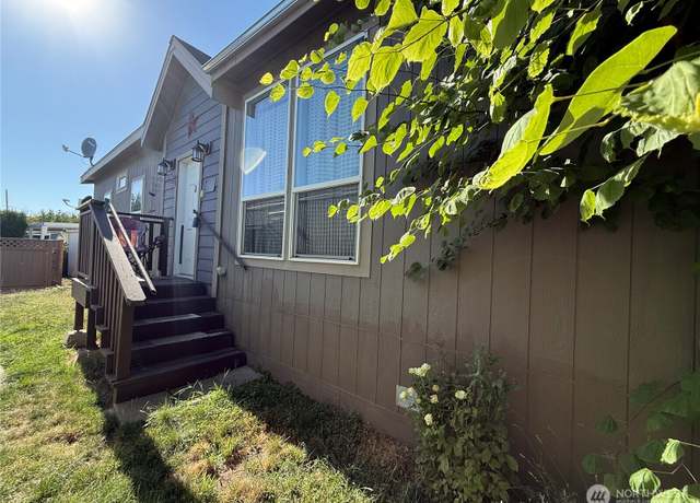 Property at 1320 Fort Ln, Walla Walla, WA 99362, 3 beds, 2 baths
