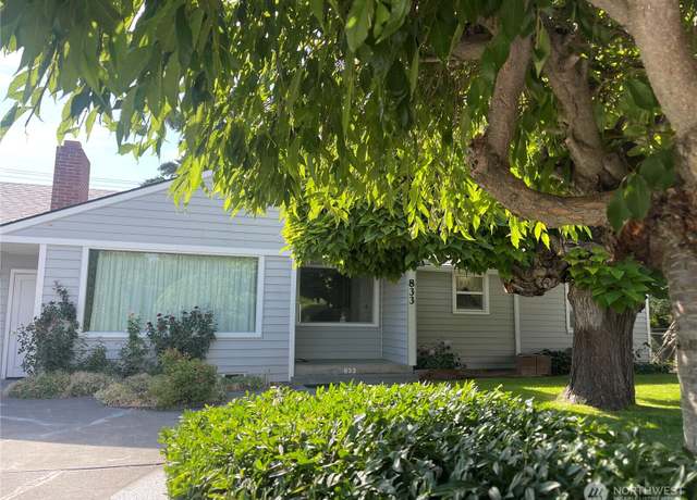 Property at 833 C St NW, Ephrata, WA 98823, 3 beds, 2 baths
