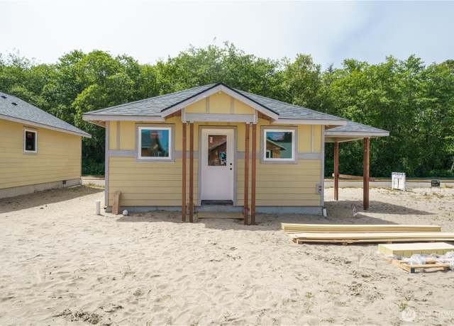 Property at 119 7th St SW, Long Beach, WA 98631, 2 beds, 1.5 baths