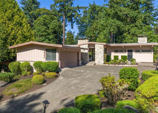 Property at 10704 Country Club Ln S, Burien, WA 98168, 4 beds, 3.5 baths