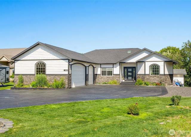 Property at 800 S Camas Pl, Moses Lake, WA 98837, 5 beds, 3 baths