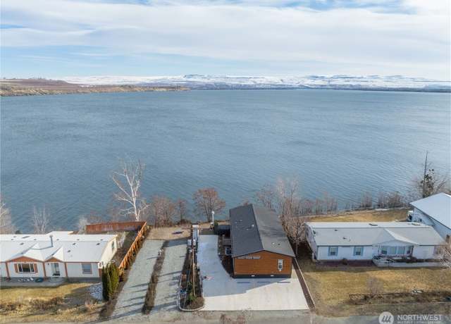 Property at 302 1st St S, Brewster, WA 98812, 3 beds, 2 baths