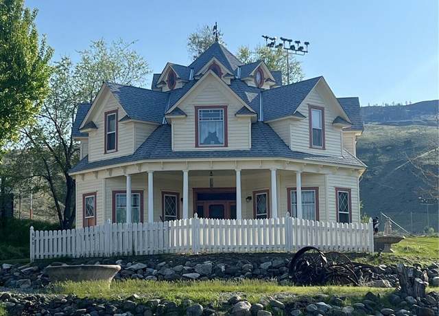 Property at 600 12th St, Bridgeport, WA 98813, 6 beds, 2 baths