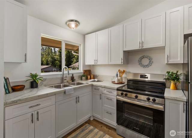 Property at 3305 Hollywood Ave, Bellingham, WA 98225, 4 beds, 2 baths