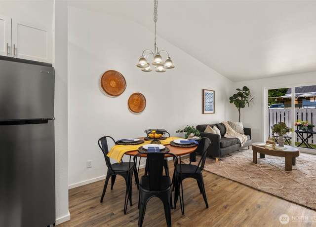 Property at 3305 Hollywood Ave, Bellingham, WA 98225, 4 beds, 2 baths