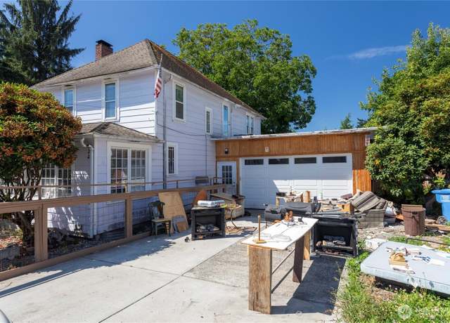 Property at 826 9th St SW, Puyallup, WA 98371, 4 beds, 2.5 baths