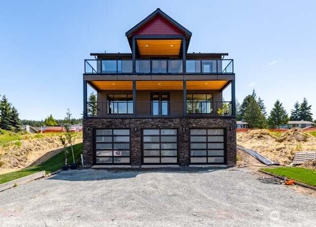 Property at 3706 W 3rd St, Anacortes, WA 98221, 3 beds, 3.5 baths