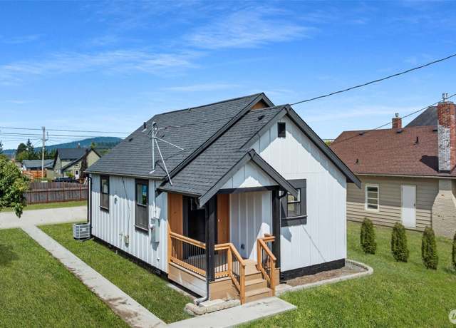 Property at 814 26th St #1, Anacortes, WA 98221, 2 beds, 2 baths
