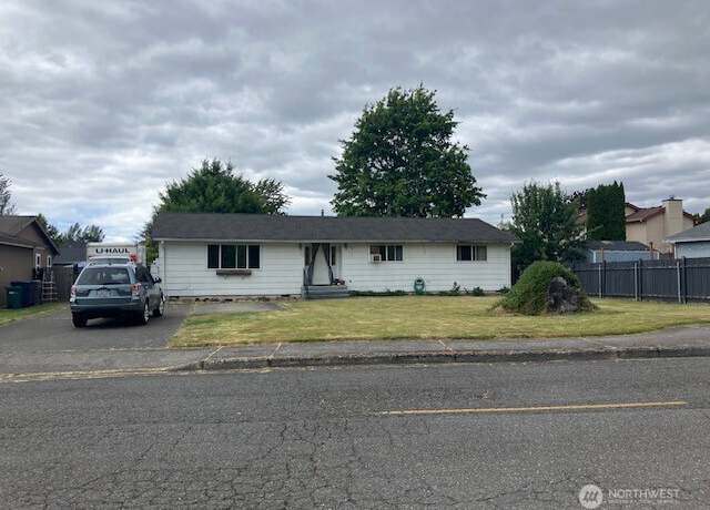 Property at 737 3rd Ave SE, Pacific, WA 98047, 3 beds, 2.5 baths