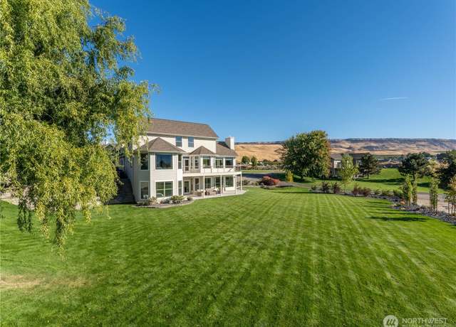 Property at 854 Manchester Pl, East Wenatchee, WA 98802, 4 beds, 4.5 baths