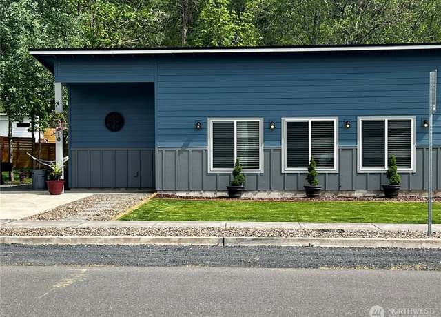 Property at 810 SE 1st St, Winlock, WA 98596, 2 beds, 1 bath