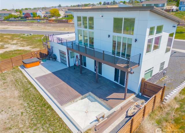 Property at 1828 S Boardwalk Ave, Moses Lake, WA 98837, 4 beds, 3 baths