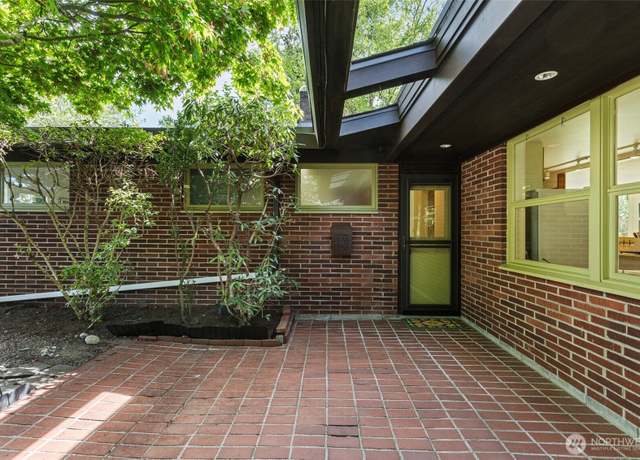 Property at 7300 47th Ave NE, Seattle, WA 98115, 3 beds, 1.5 baths