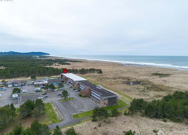Property at 304 14th St NW #304, Long Beach, WA 98631, 1 bed, 2 baths