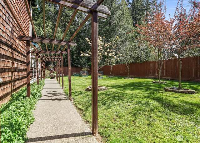 Property at 20 E Mountain View Ln, Belfair, WA 98528, 3 beds, 2.5 baths