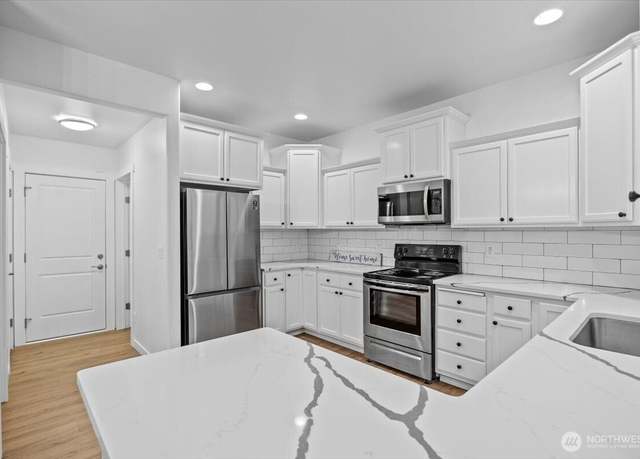 Property at 4333 NW Commons Dr, Pasco, WA 99301, 3 beds, 2.5 baths