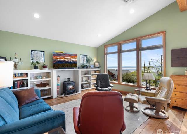 Property at 8281 Bayshore Dr, Clinton, WA 98236, 2 beds, 3 baths