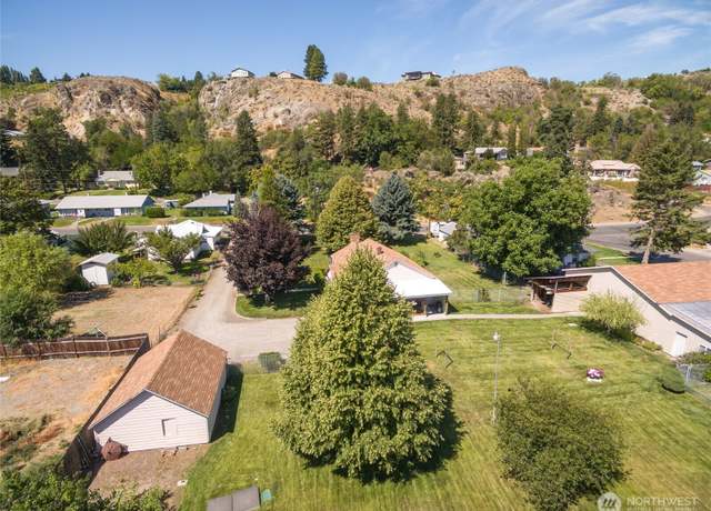 Property at 211 S Granite St, Omak, WA 98841, 3 beds, 1 bath